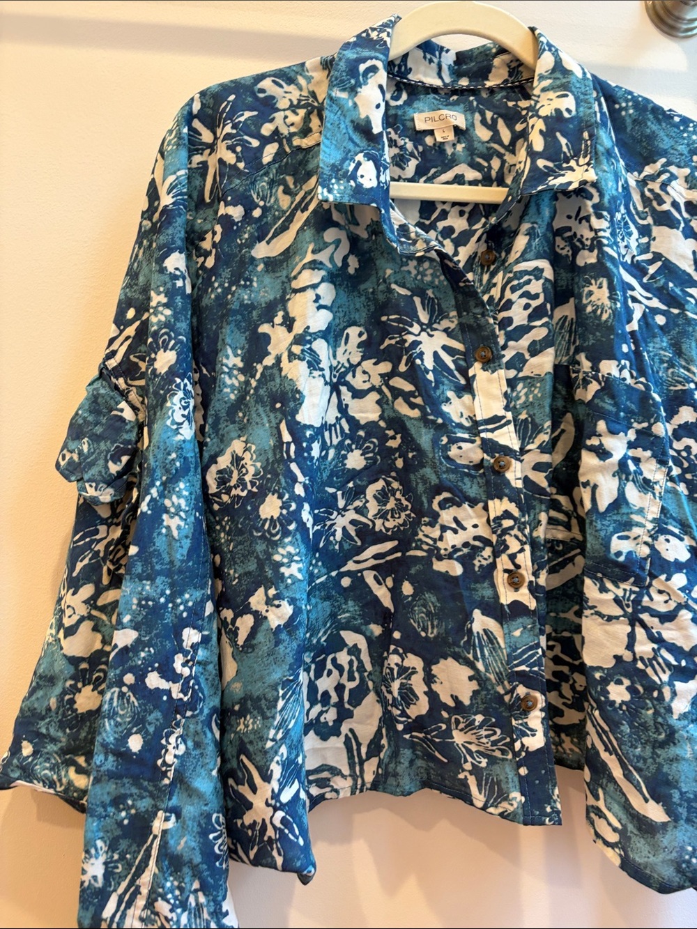 Pilcro Sidney Batwing Ruffle Back Button Up Blouse in Blue / White Abstract - L - Picture 4 of 6